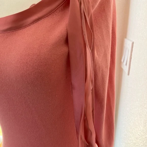 Banana Republic lightweight coral sweater with stain ribbon - Picture 4 of 13